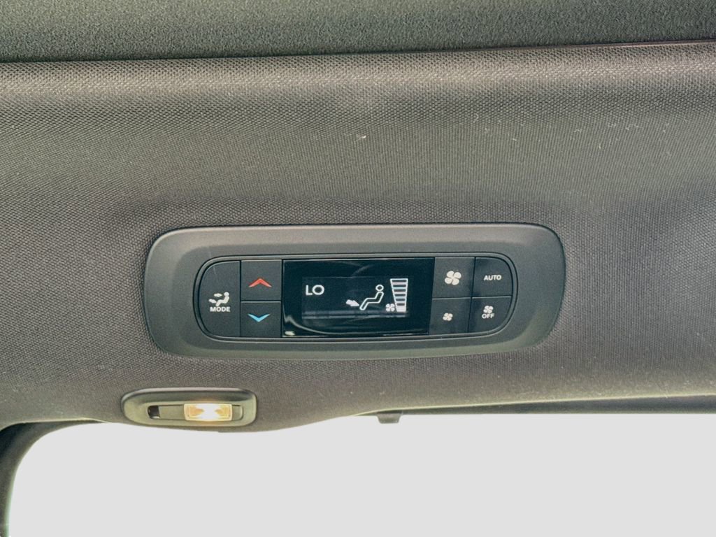 Used 2025 Chrysler Pacifica Limited FWD image 26