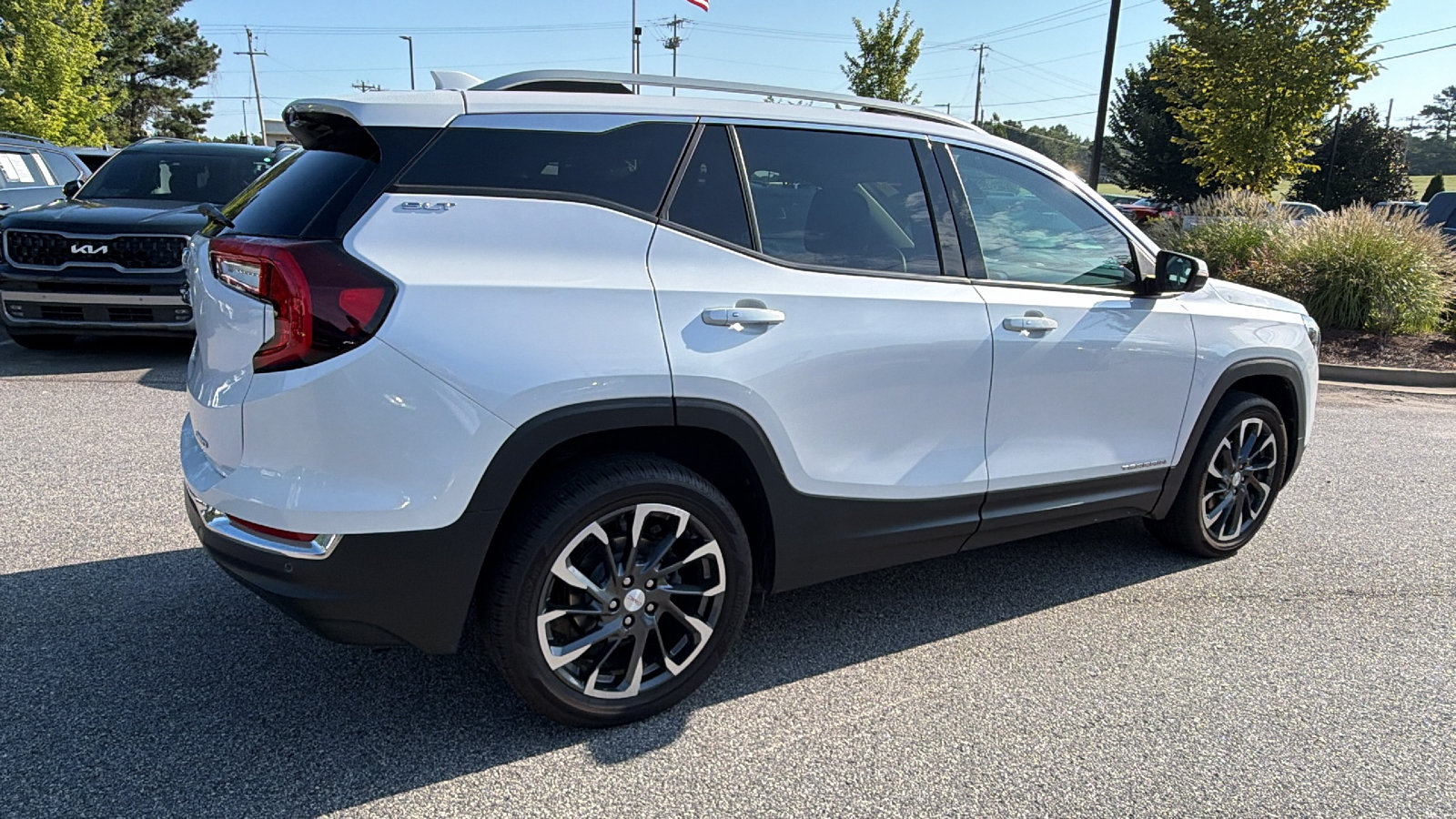 Used 2022 GMC Terrain SLT w/ Infotainment Package II AWD/4WD image 8