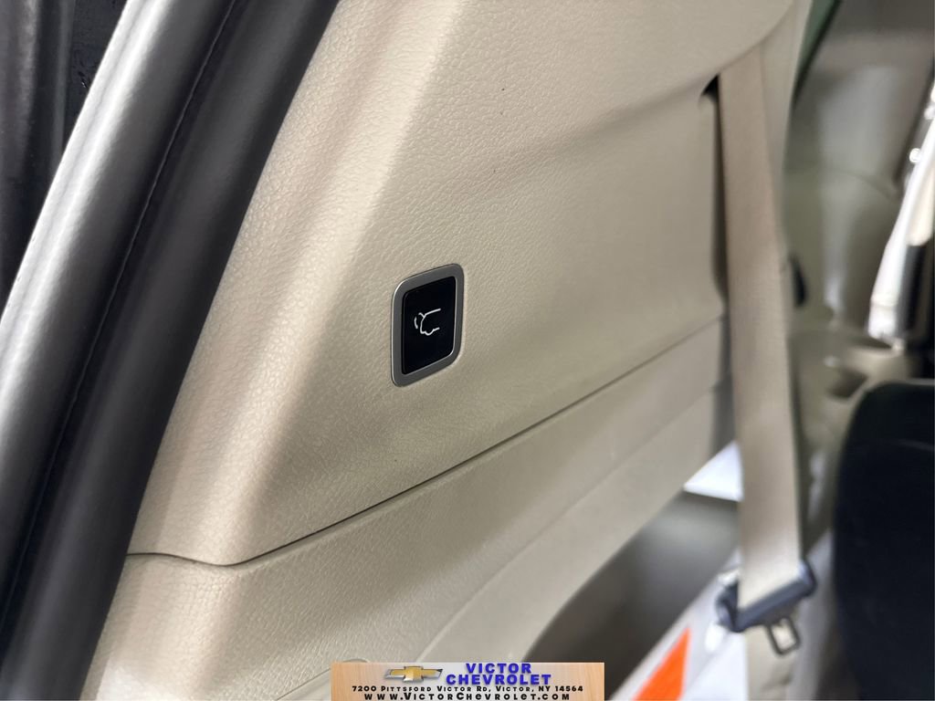 Used 2024 Chrysler Pacifica Touring-L image 14