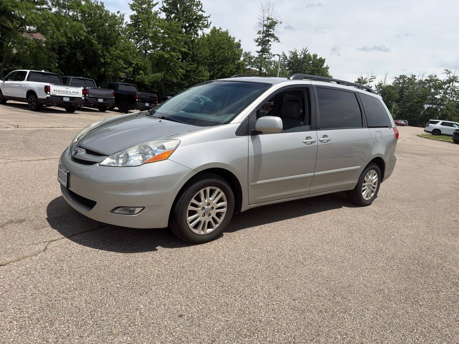Used 2010 Toyota Sienna XLE FWD image 24