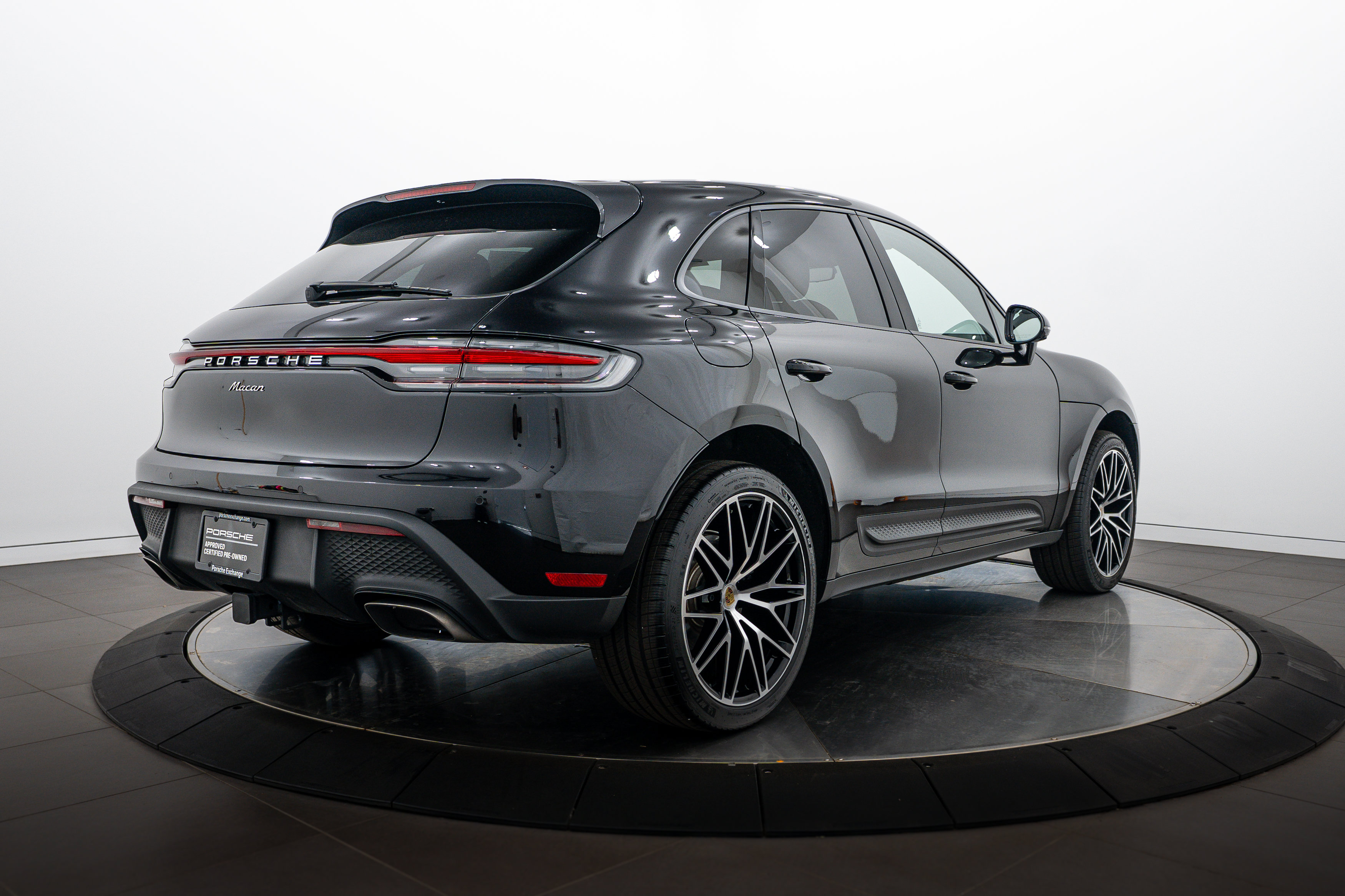 Certified 2026 Porsche Macan AWD/4WD image 7