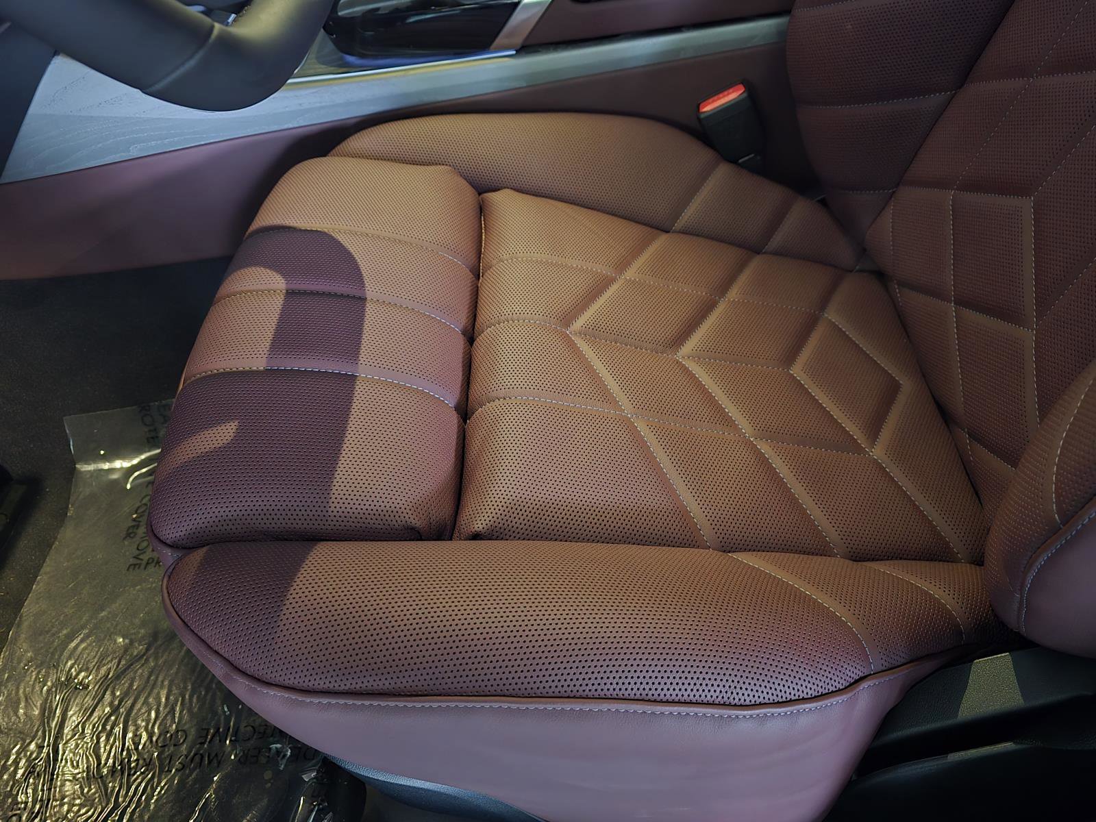 New 2025 BMW 750e xDrive w/ Premium Package image 10