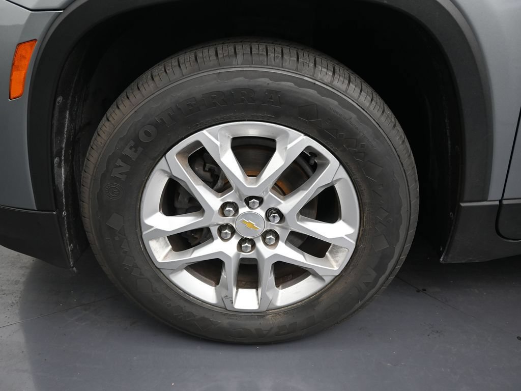 Used 2023 Chevrolet Traverse LS FWD image 9