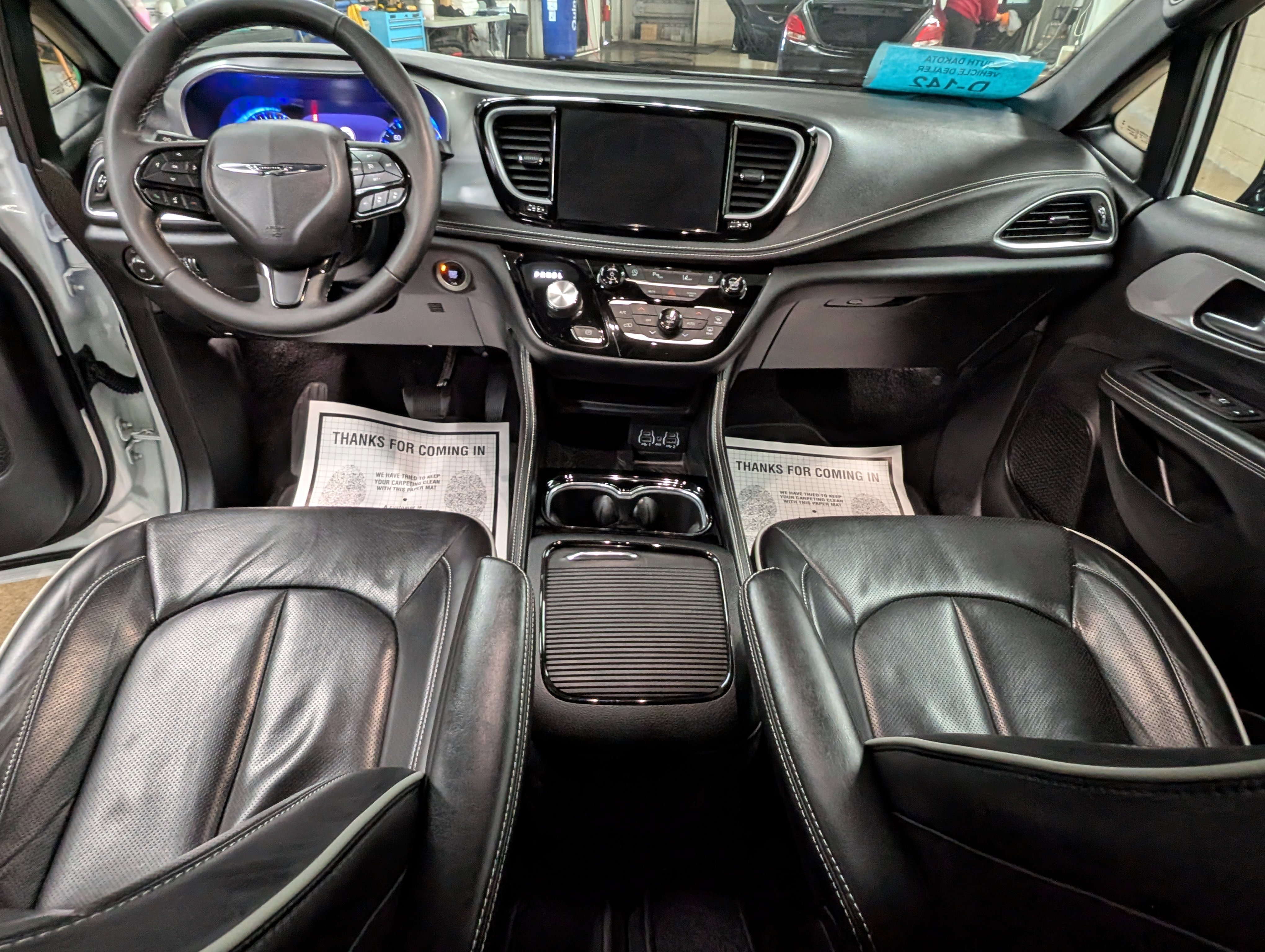 Used 2025 Chrysler Pacifica Limited image 9