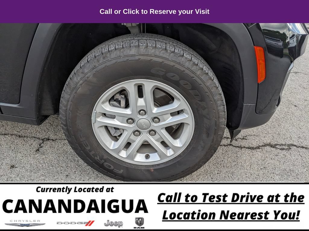 Used 2023 Jeep Grand Cherokee Laredo AWD/4WD image 31