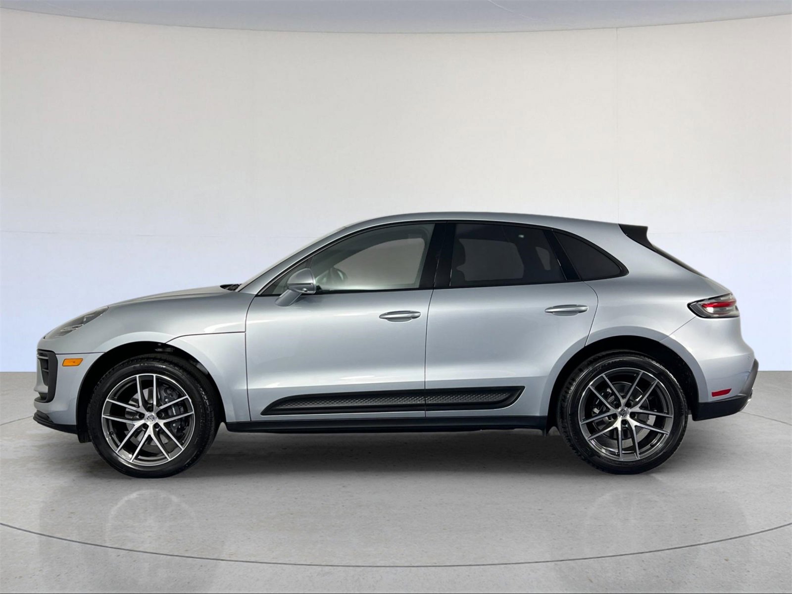 Used 2025 Porsche Macan image 2
