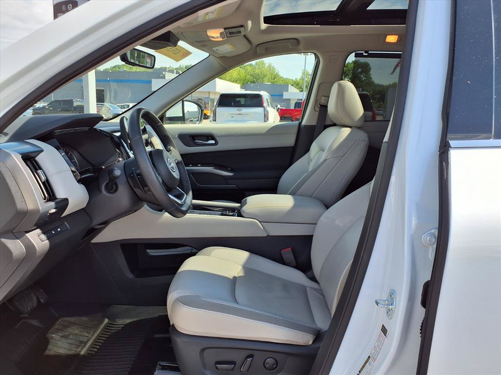 Used 2025 Nissan Pathfinder SL w/ SL Premium Package AWD/4WD image 11
