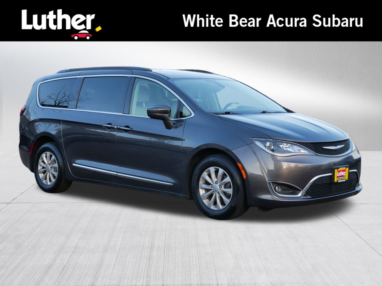 Used 2017 Chrysler Pacifica Touring-L image 1