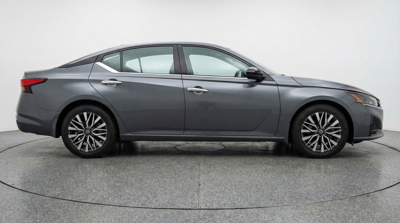 Used 2025 Nissan Altima 2.5 SV image 11