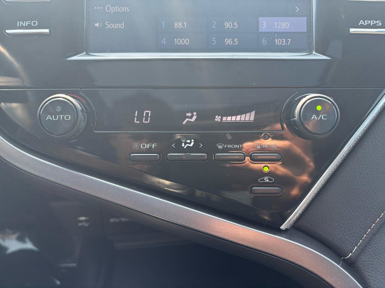 Used 2018 Toyota Camry SE w/ Moonroof Package FWD image 36