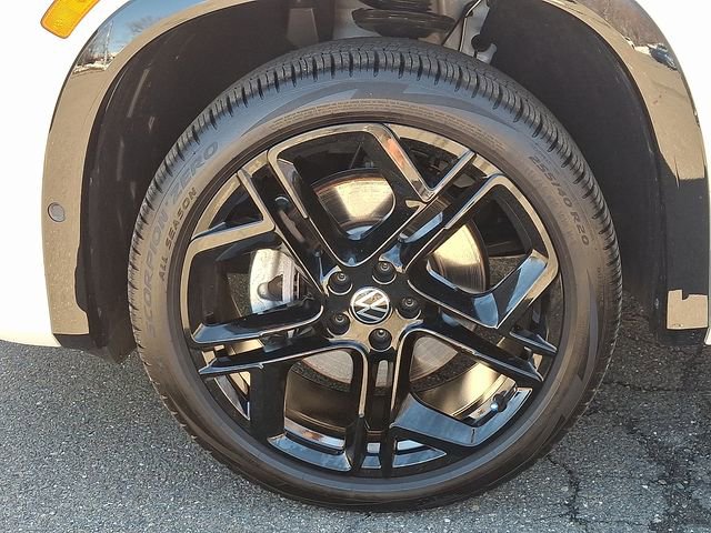Certified 2025 Volkswagen Tiguan SE R-Line image 28