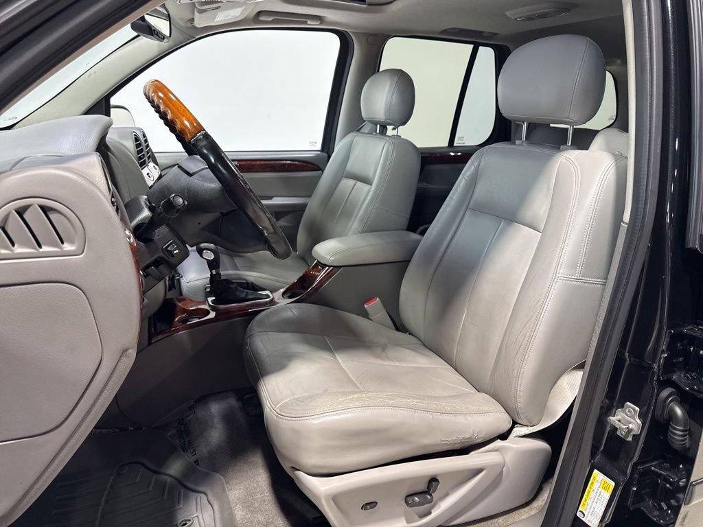 Used 2008 GMC Envoy Denali w/ Sun And 6-Disc Cd Package RWD image 21