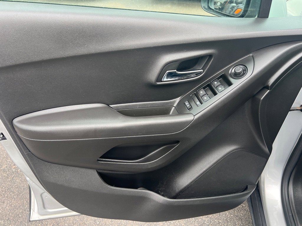 Used 2018 Chevrolet Trax LT w/ LT Convenience Package image 22