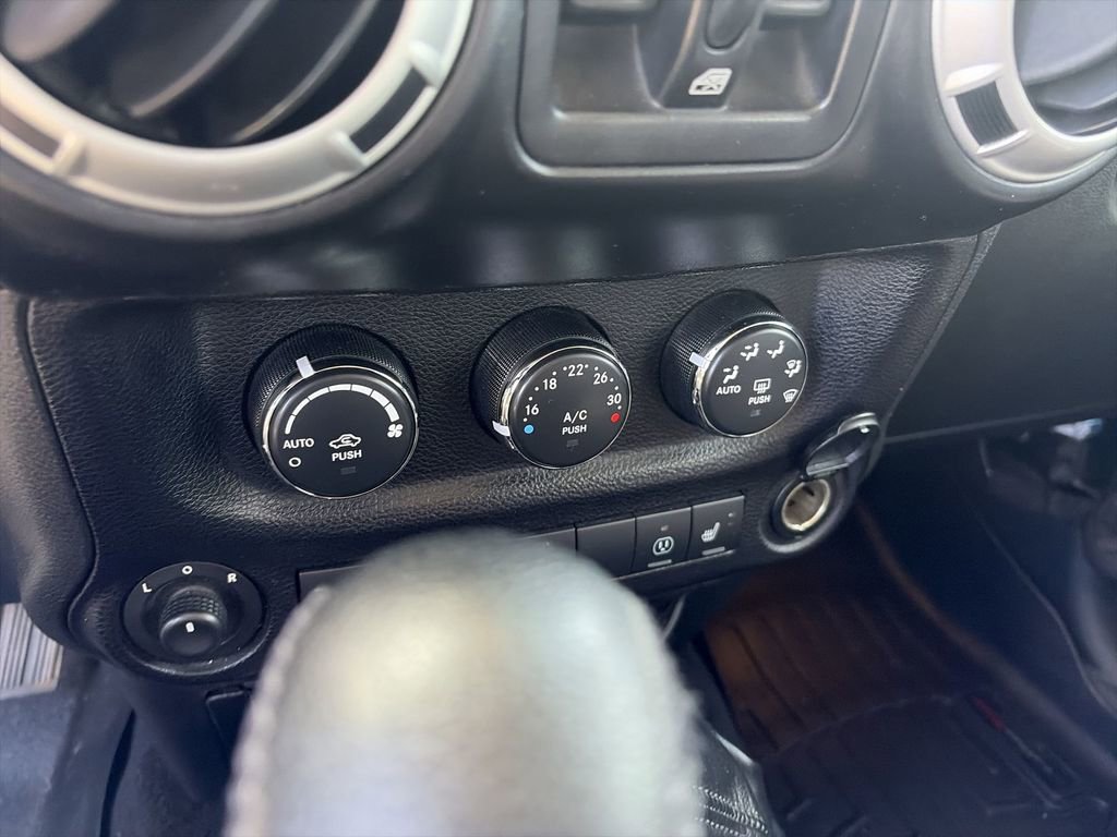 Used 2014 Jeep Wrangler Unlimited Sahara w/ Dual Top Group AWD/4WD image 17