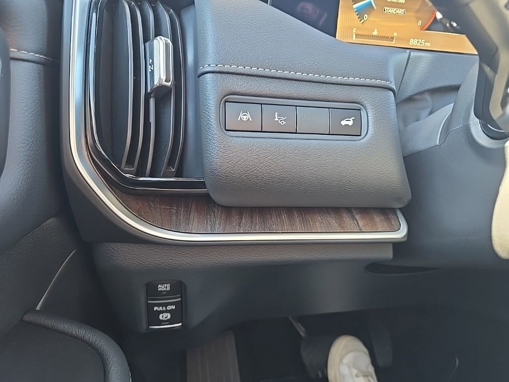Used 2025 Nissan Armada Platinum Reserve AWD/4WD image 31