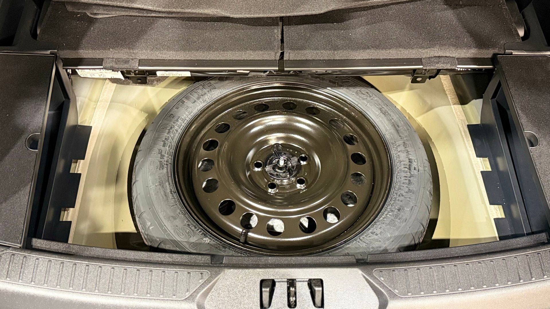 Used 2025 Ford Explorer Active w/ Active Comfort Package image 38