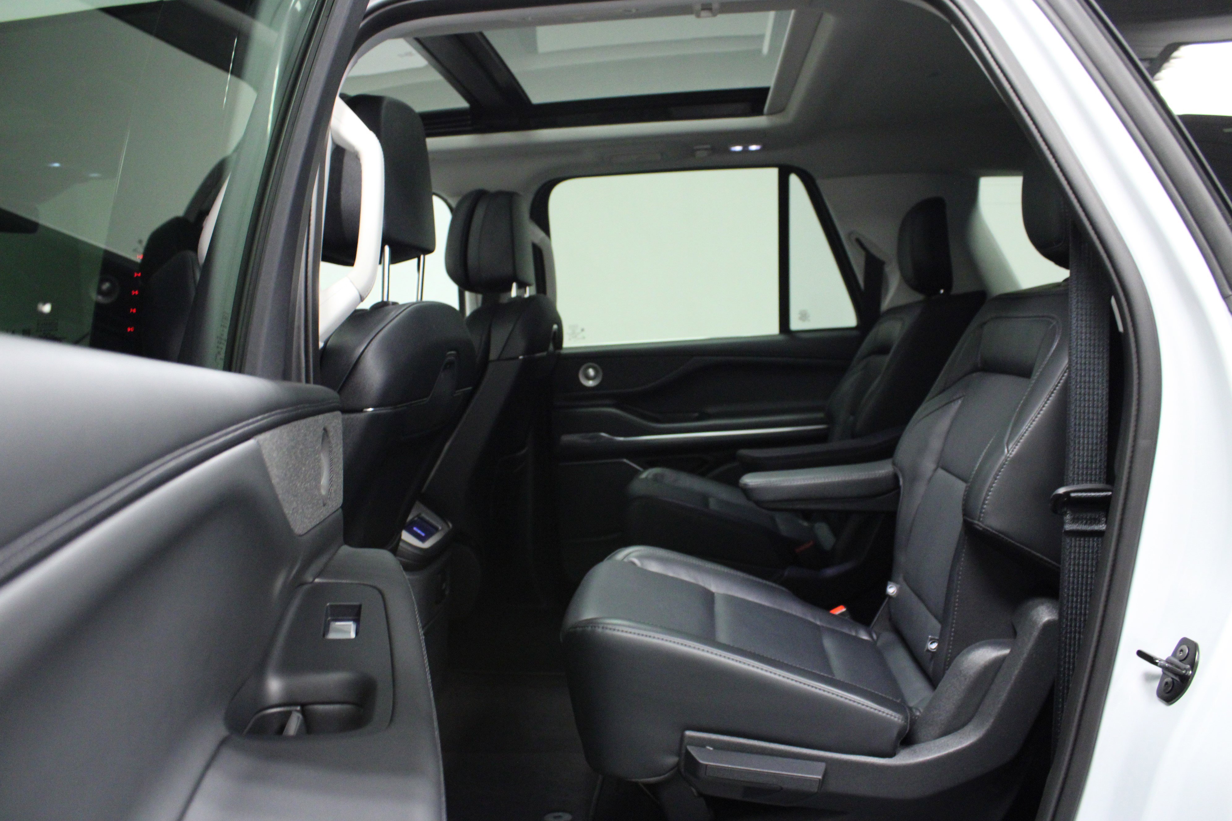 Used 2025 Lincoln Navigator L Reserve image 13