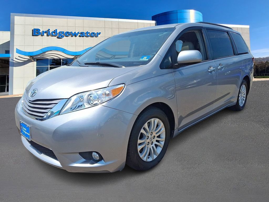 Used 2017 Toyota Sienna FWD image 3