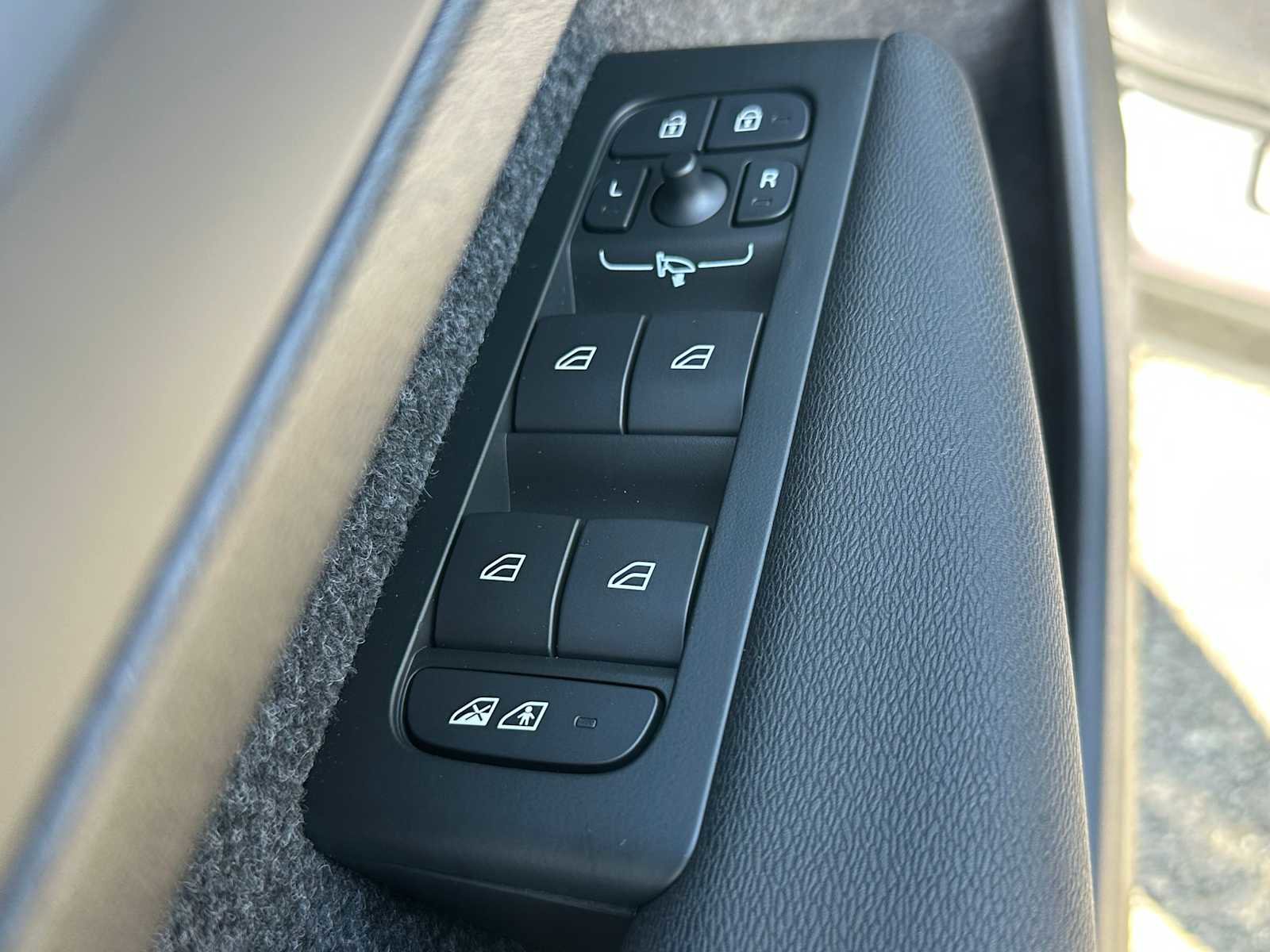 New 2026 Volvo XC40 B5 Ultra w/ Climate Package image 21