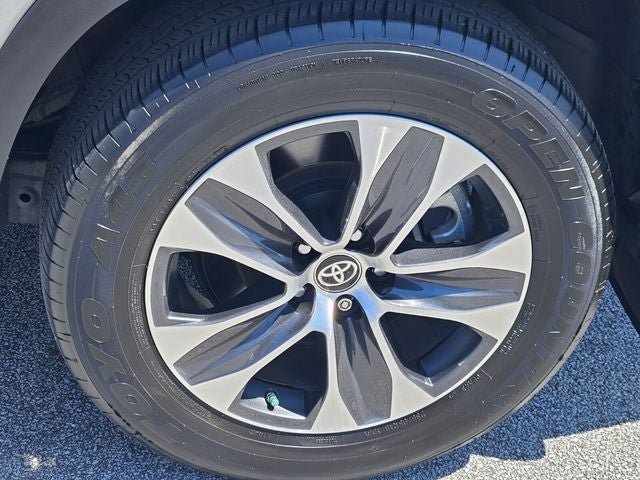 Used 2024 Toyota Highlander XLE FWD image 10