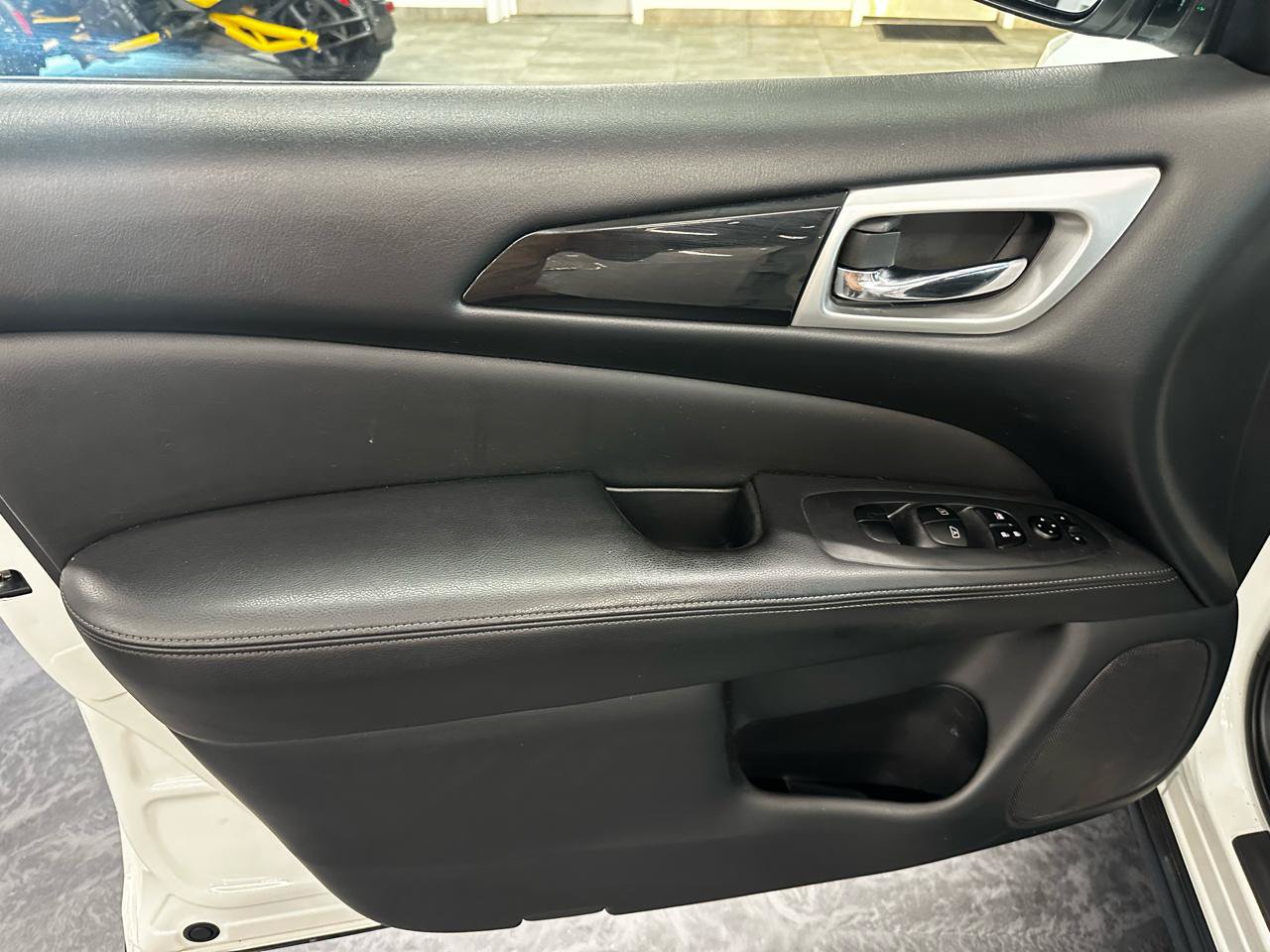 Used 2018 Nissan Pathfinder SV w/ SV Tech Package AWD/4WD image 9