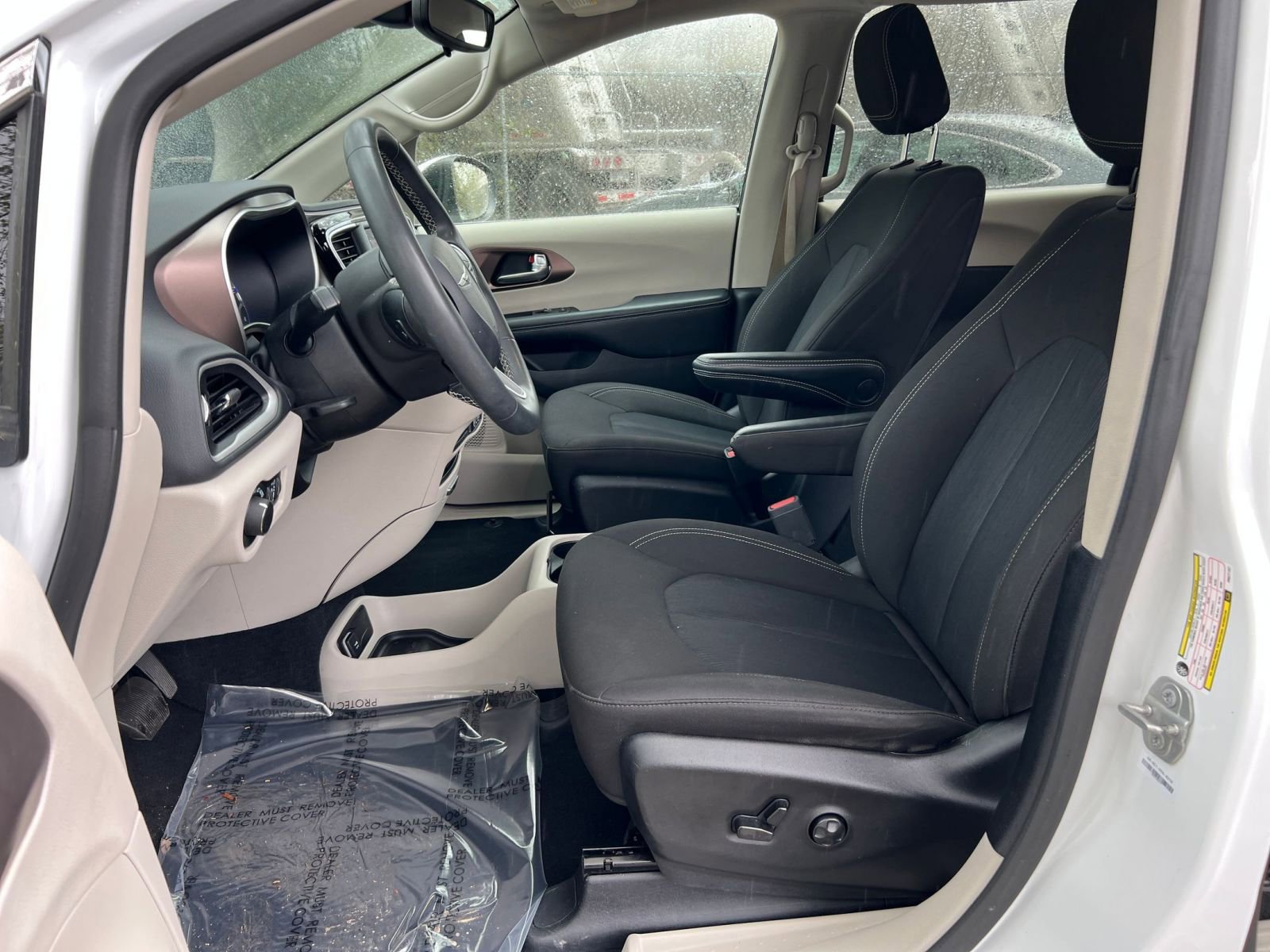 Used 2023 Chrysler Voyager LX image 29