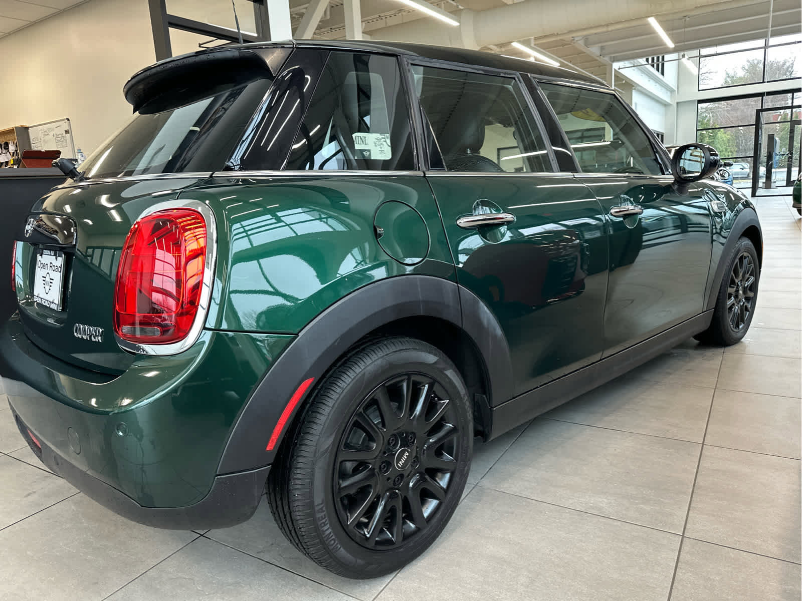 Used 2019 MINI Cooper 4-Door Hardtop image 3