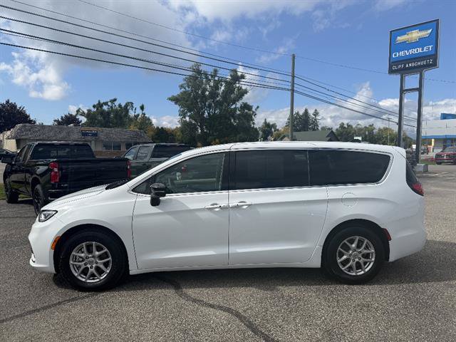 Used 2024 Chrysler Pacifica Touring-L FWD image 3