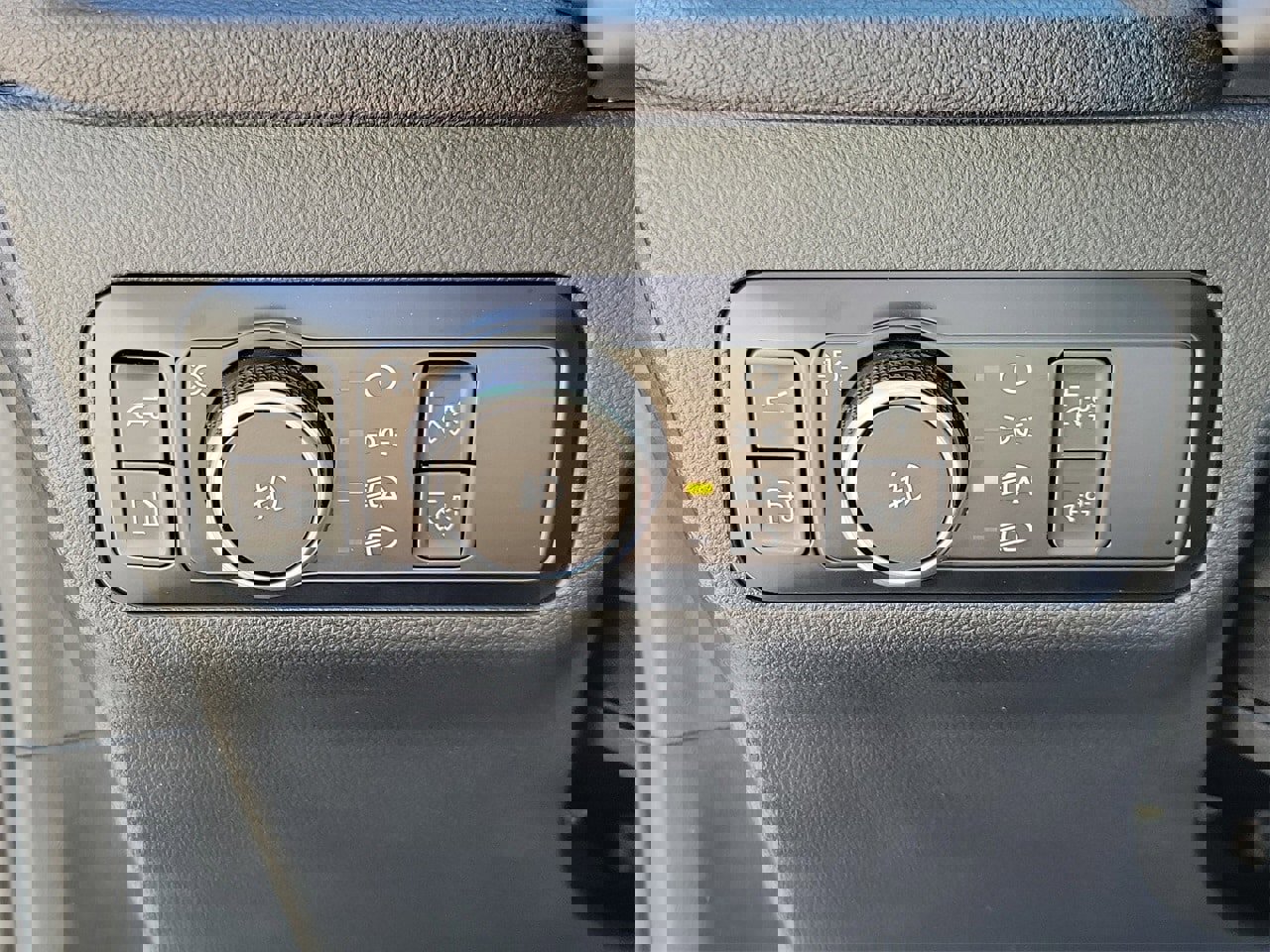 Used 2025 Ford Escape Base w/ Class II Trailer Tow Package image 31