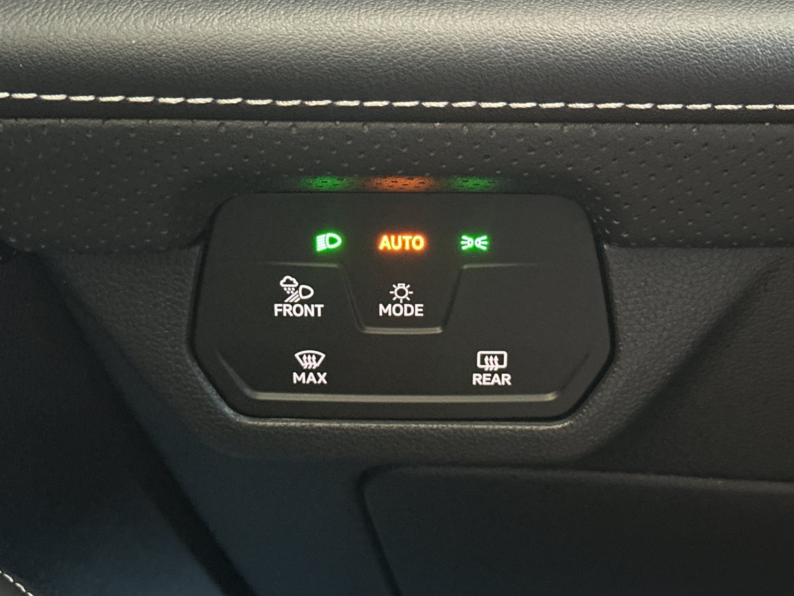 Used 2024 Volkswagen Atlas SE AWD/4WD image 34