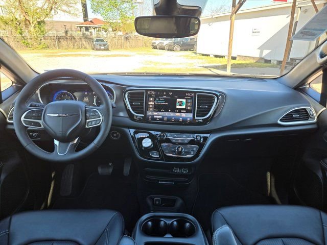 Used 2025 Chrysler Pacifica Select image 24
