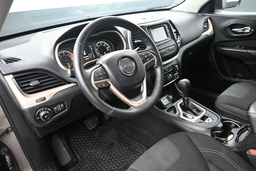 Used 2017 Jeep Cherokee Latitude w/ Cold Weather Group FWD image 12