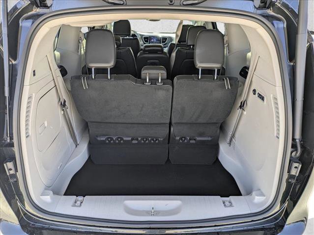 Used 2017 Chrysler Pacifica Limited FWD image 6