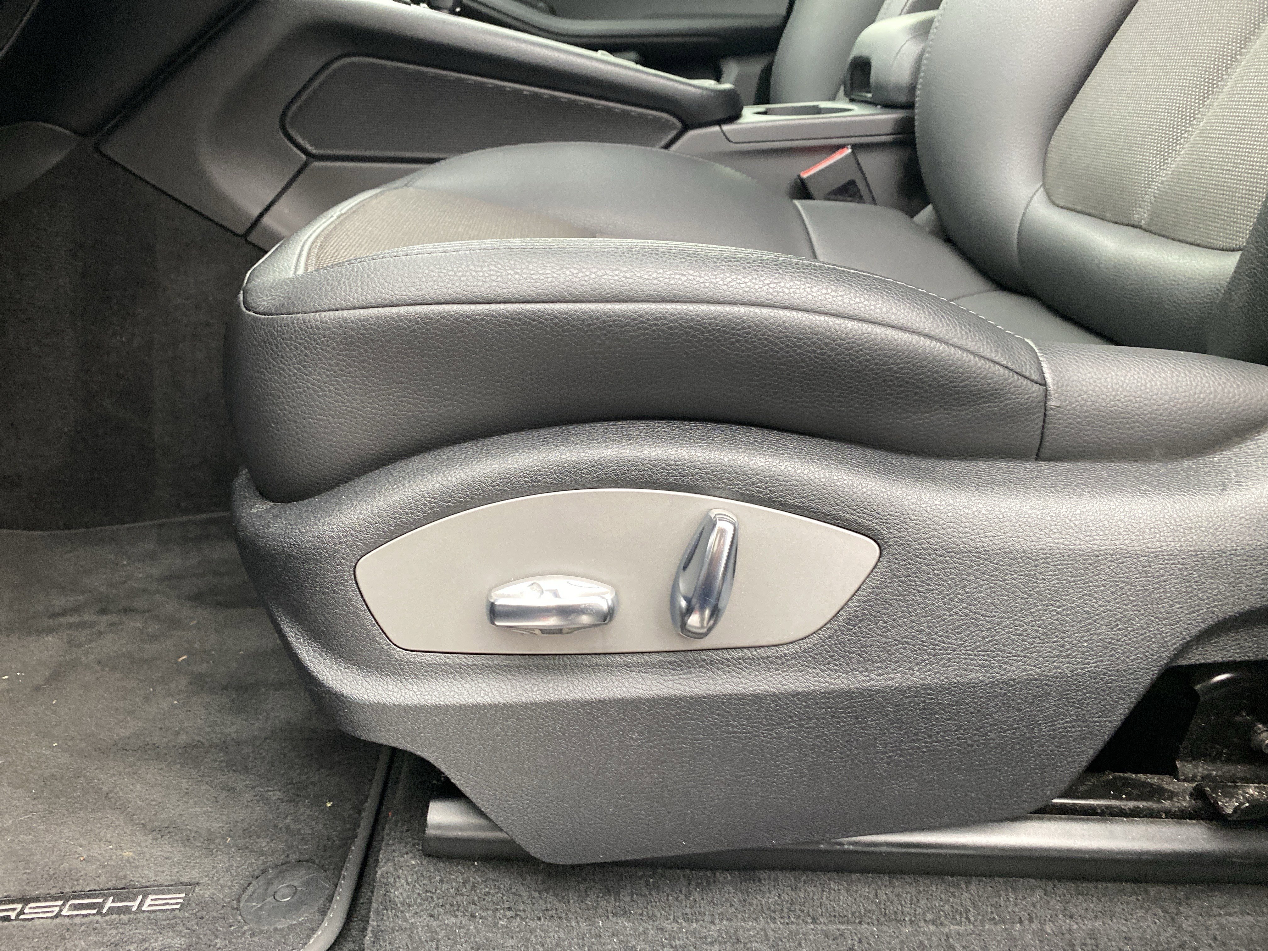 Used 2023 Porsche Macan image 20