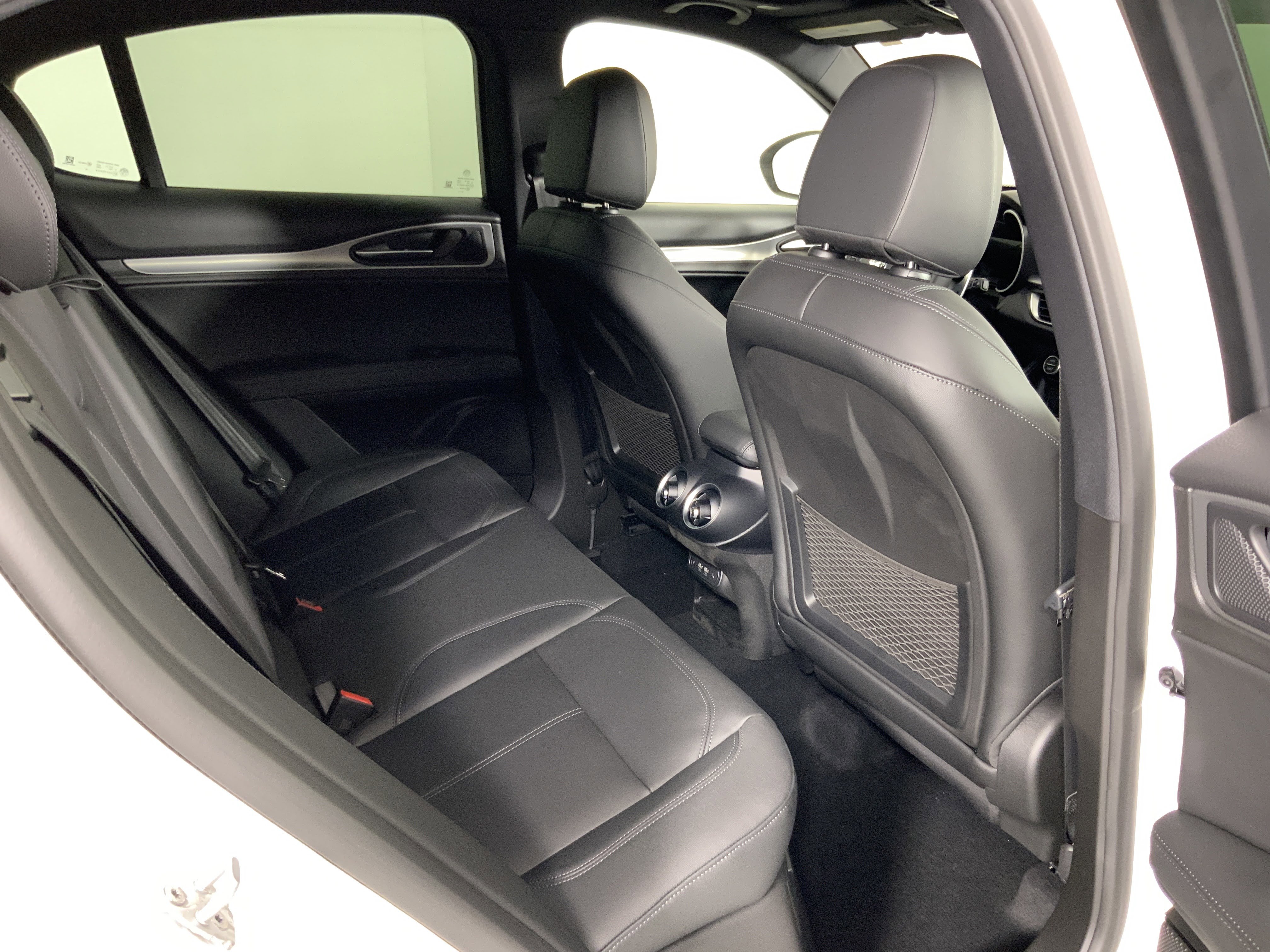 New 2025 Alfa Romeo Stelvio Sprint w/ Convenience Package image 25
