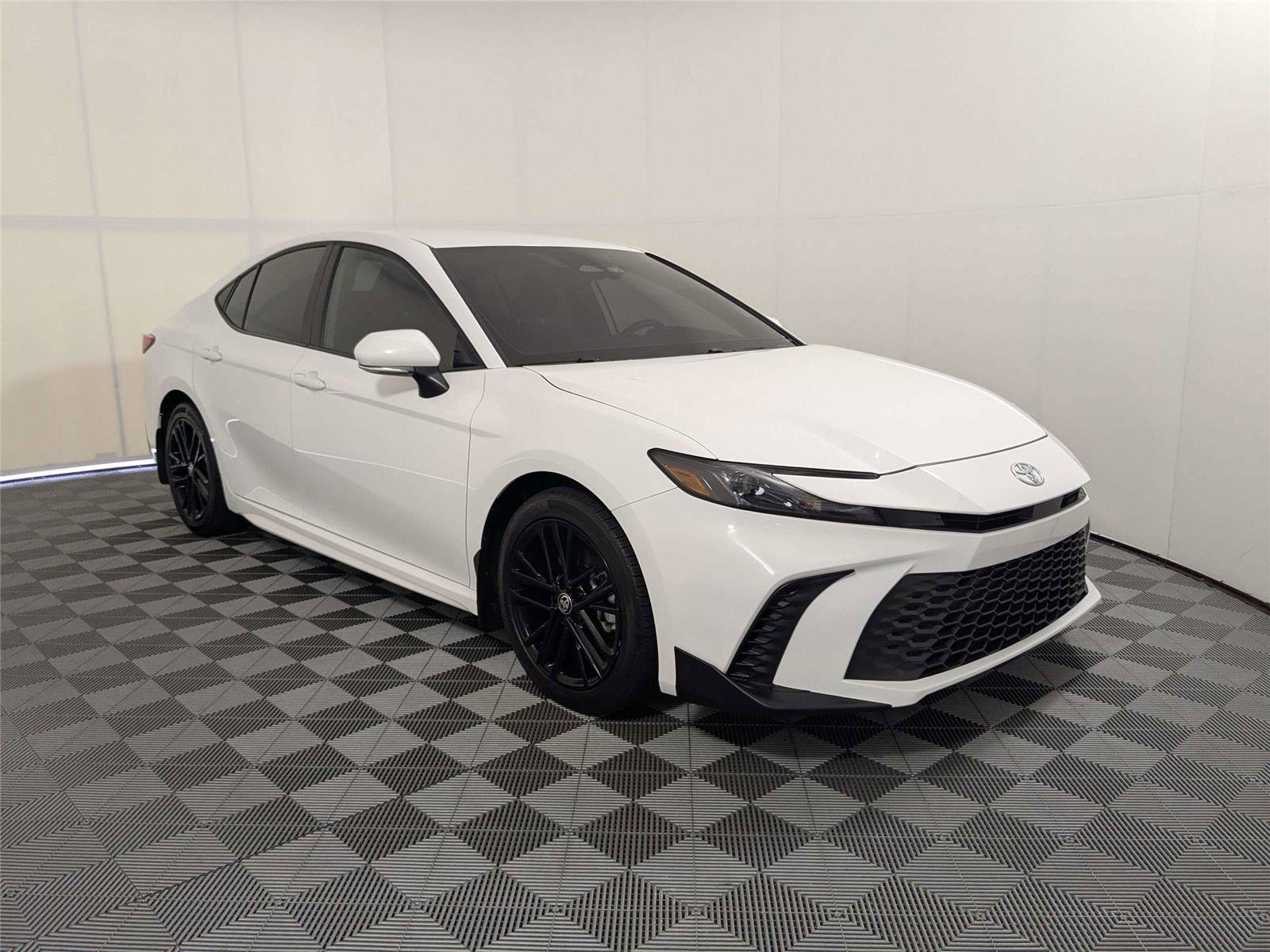 Used 2025 Toyota Camry SE FWD image 3