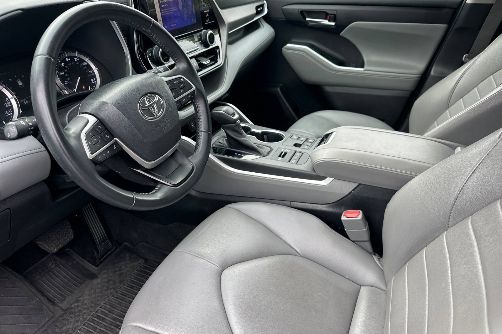 Used 2023 Toyota Highlander XLE AWD/4WD image 10