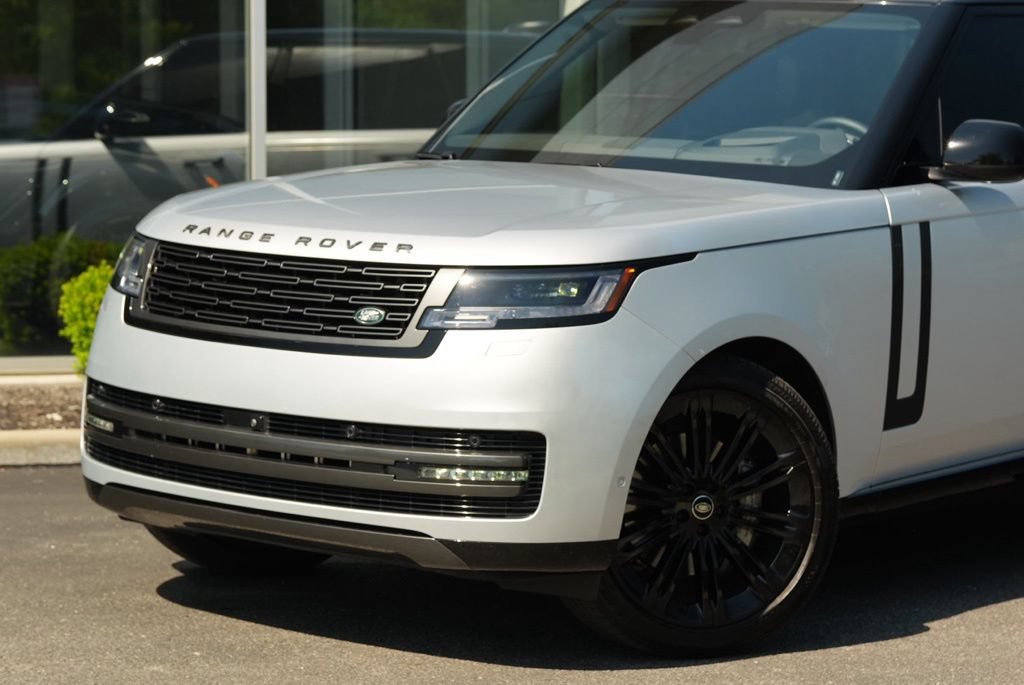Used 2025 Land Rover Range Rover SE AWD/4WD image 4