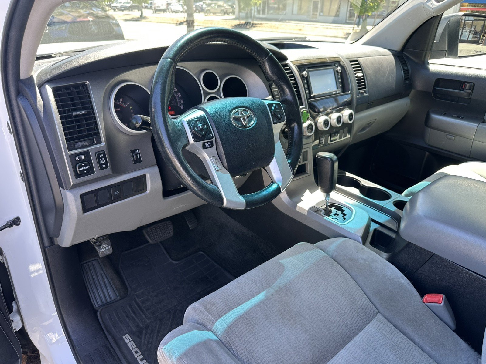 Used 2015 Toyota Sequoia SR5 AWD/4WD image 19