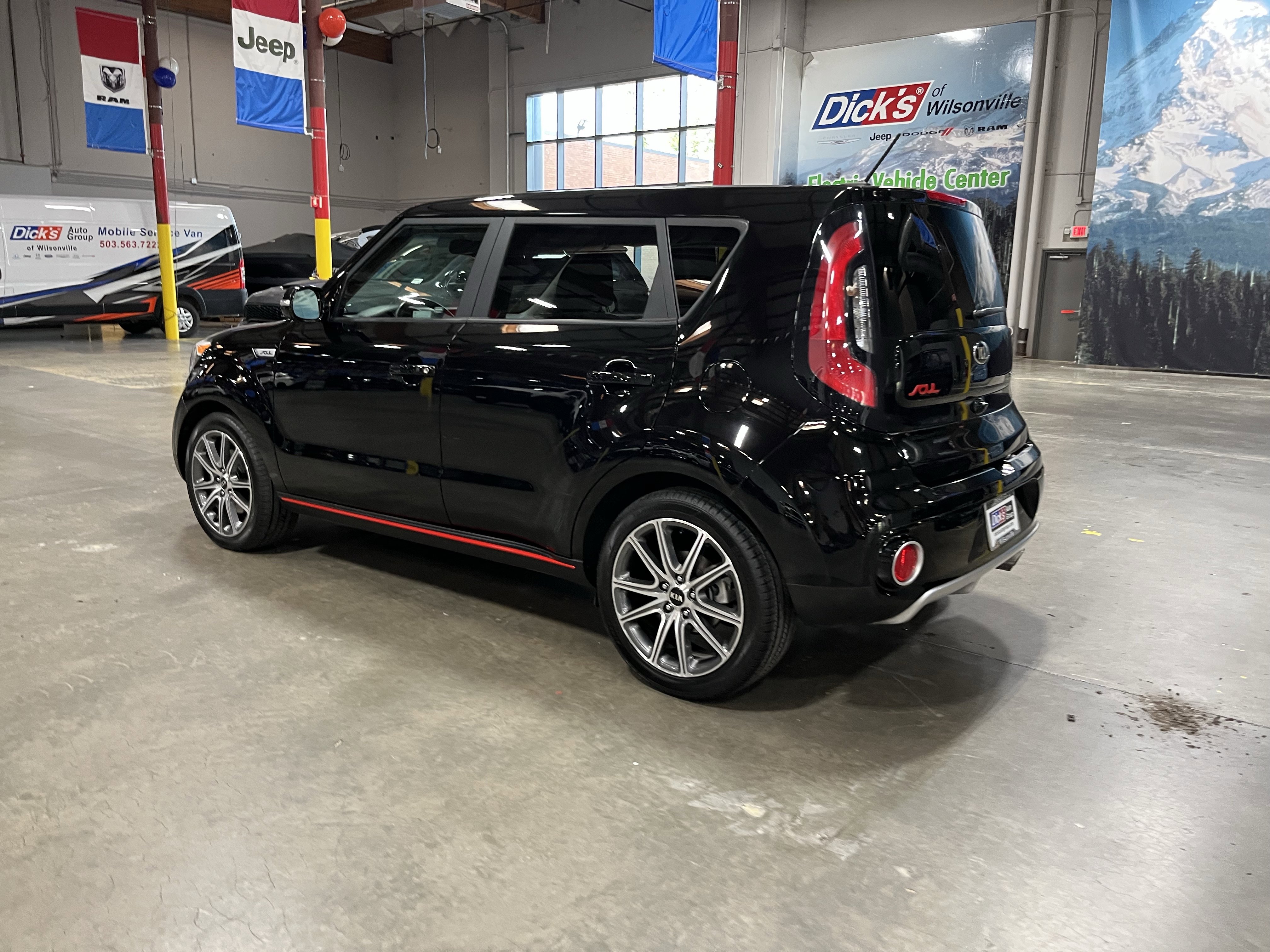 Used 2019 Kia Soul ! FWD image 3