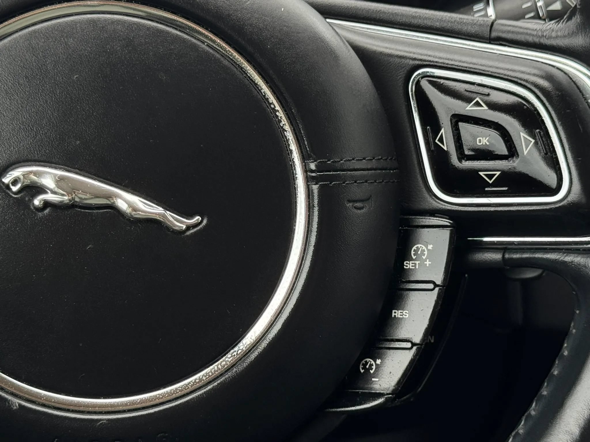 Used 2014 Jaguar XJ L Portfolio RWD image 34