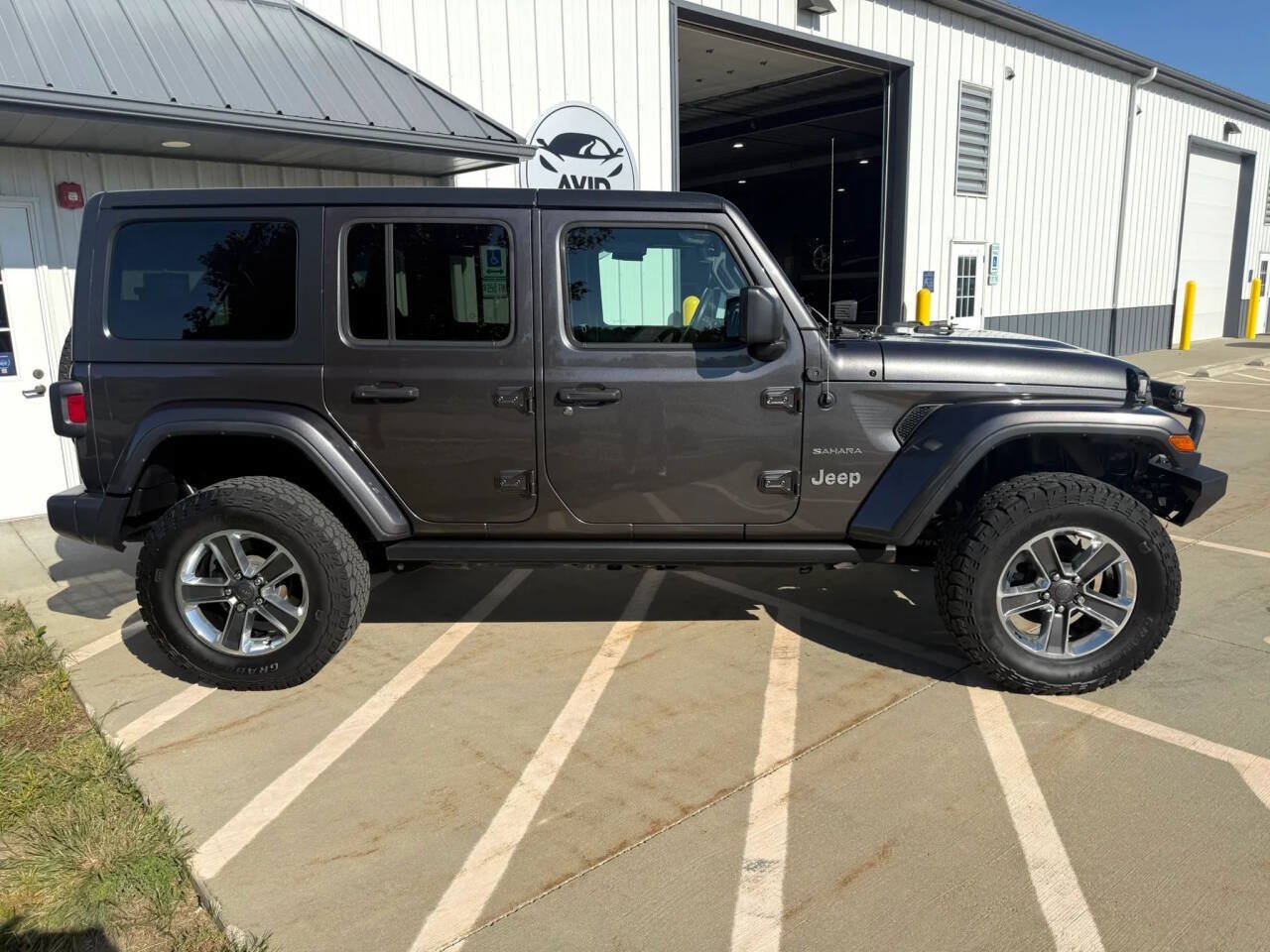 Used 2018 Jeep Wrangler Unlimited Sahara AWD/4WD image 9