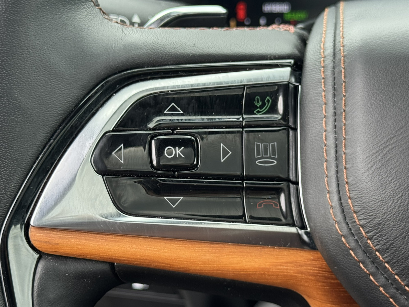 Used 2024 Jeep Grand Cherokee Summit AWD/4WD image 36