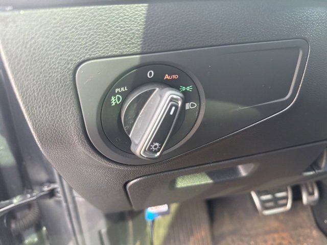 Used 2020 Volkswagen Tiguan SE R-Line image 11