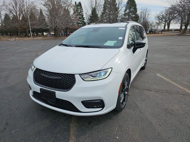 Used 2025 Chrysler Pacifica Limited image 2