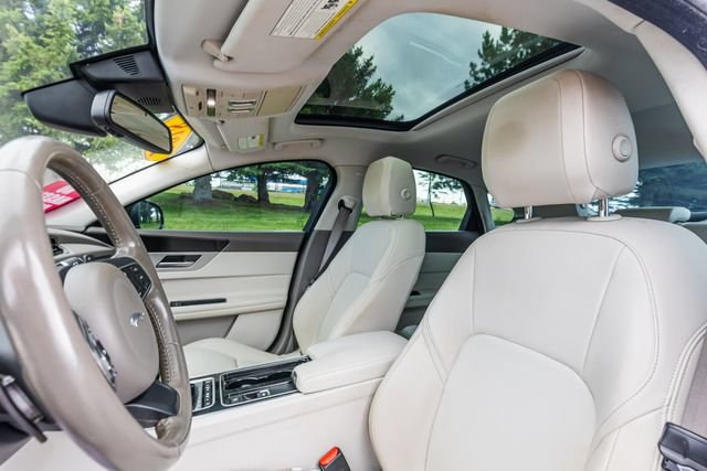 Used 2018 Jaguar XF Premium AWD/4WD image 11