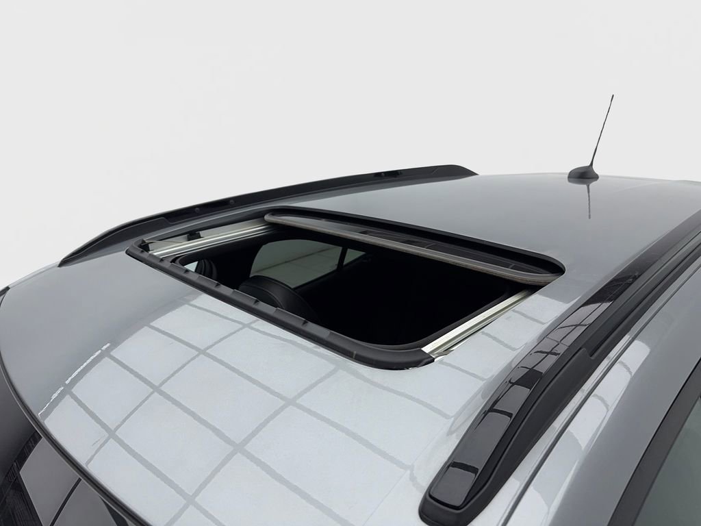 Used 2025 Chevrolet Trax RS w/ Sunroof Package image 11