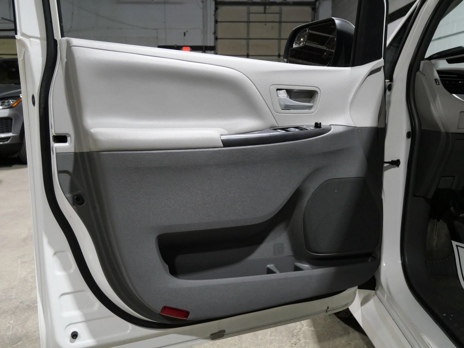Used 2018 Toyota Sienna LE FWD image 19
