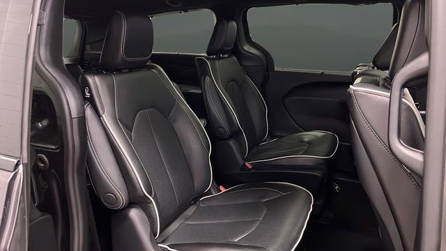 Used 2023 Chrysler Pacifica Limited w/ Uconnect Theater Family Group FWD image 25
