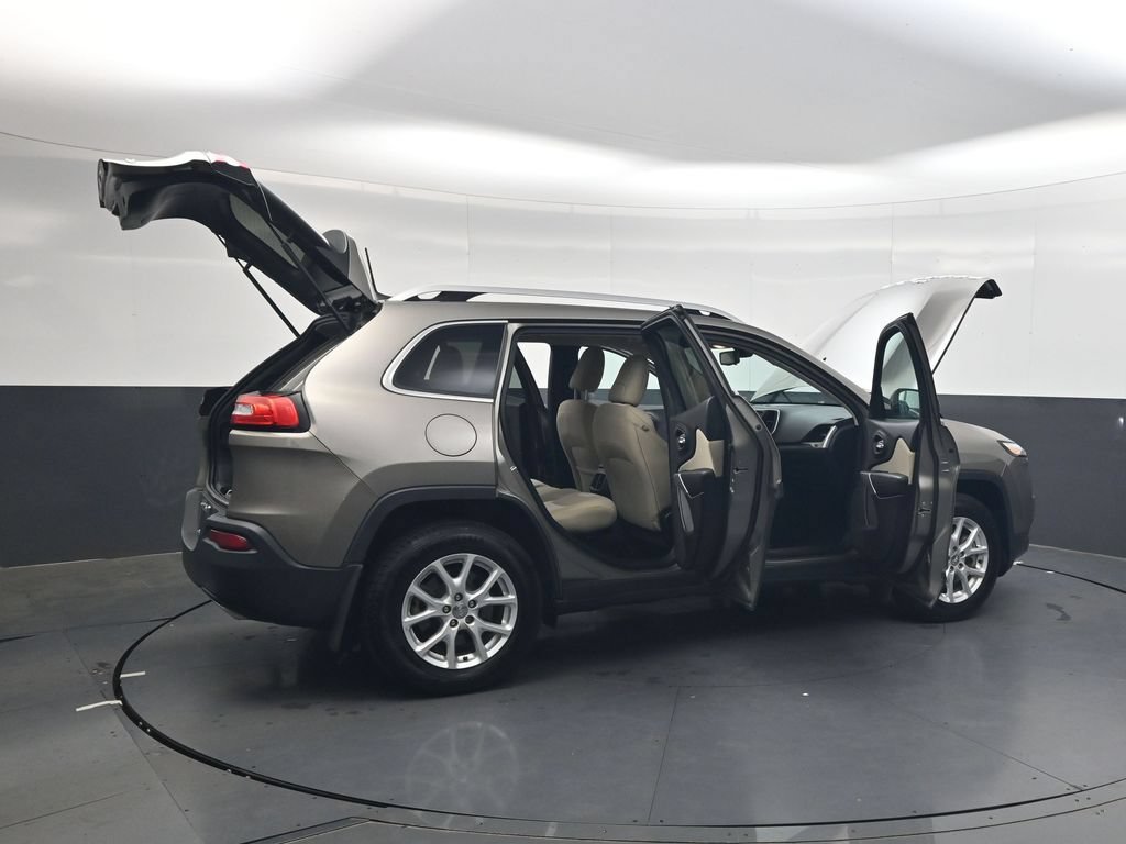 Used 2018 Jeep Cherokee Latitude w/ Cold Weather Group AWD/4WD image 47